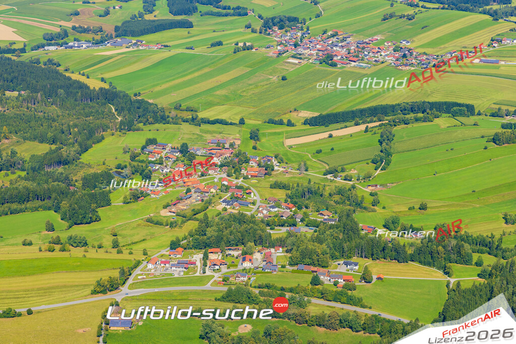 Klassische Luftaufnahme ohne Drohne zeigt:Ried bei Rinchnach - Die Luftbildaufnahme wurde 2025 vom UL-Flugzeug heraus erstellt ( keine Drohne ) - Hochauflösende Luftaufnahme -Nicht vergleichbar mit Google Maps oder Satelittenbilder- Die Geschenkidee !Mit Lizenz und Bildrechte bestellbar