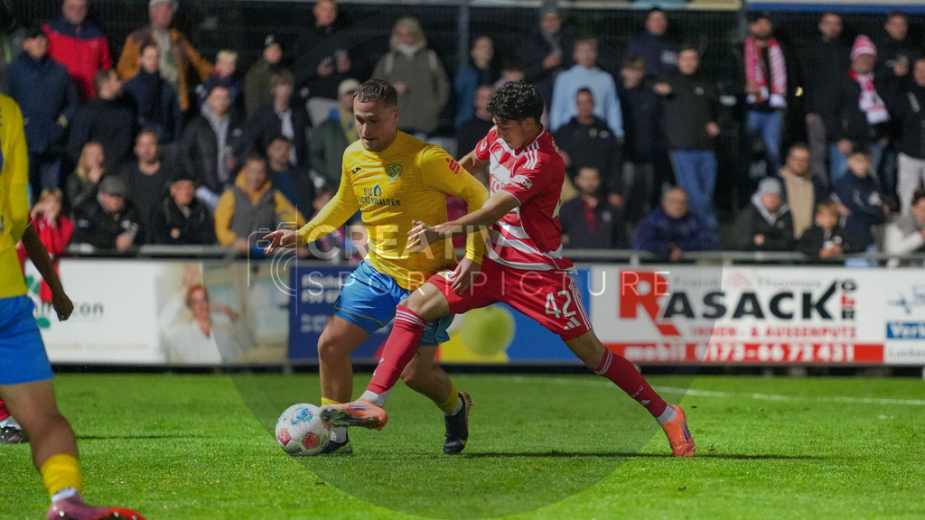 Fußball, Herren, Saison 2025/2026, Testspiel, Freundschaftsspiel, FSV 63 Luckenwalde vs. 1.FC Union Berlin, Mittwoch 08.10.2025, Werner-Seelenbinder-Stadion Luckenwalde, | Fußball, Herren, Saison 2025/2026, Testspiel, Freundschaftsspiel, FSV 63 Luckenwalde vs. 1.FC Union Berlin, Mittwoch 08.10.2025, Werner-Seelenbinder-Stadion Luckenwalde, Im Bild: Lucas Will (l. Luckenwalde) und Elias Ali (r. Union) - Realisiert mit Pictrs.com