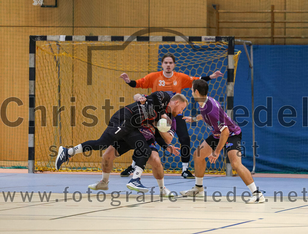 2024-09-21_012_SpVgg_Altenerding_gegen_TSV_1861_Mainburg | Erding, Deutschland, 21.09.2024:Handball, Bezirksoberliga Männer 2024 / 2025, 1. Spieltag, SpVgg Altenerding gegen TSV 1861 Mainburg, Endergebnis: 36:20Torwart Jannik Fleps (SpVgg Altenerding, #33), Christoph Würfl (TSV 1861 Mainburg, #7), Simon Rüdiger (SpVgg Altenerding, #7)Foto: Christian Riedel / fotografie-riedel.net