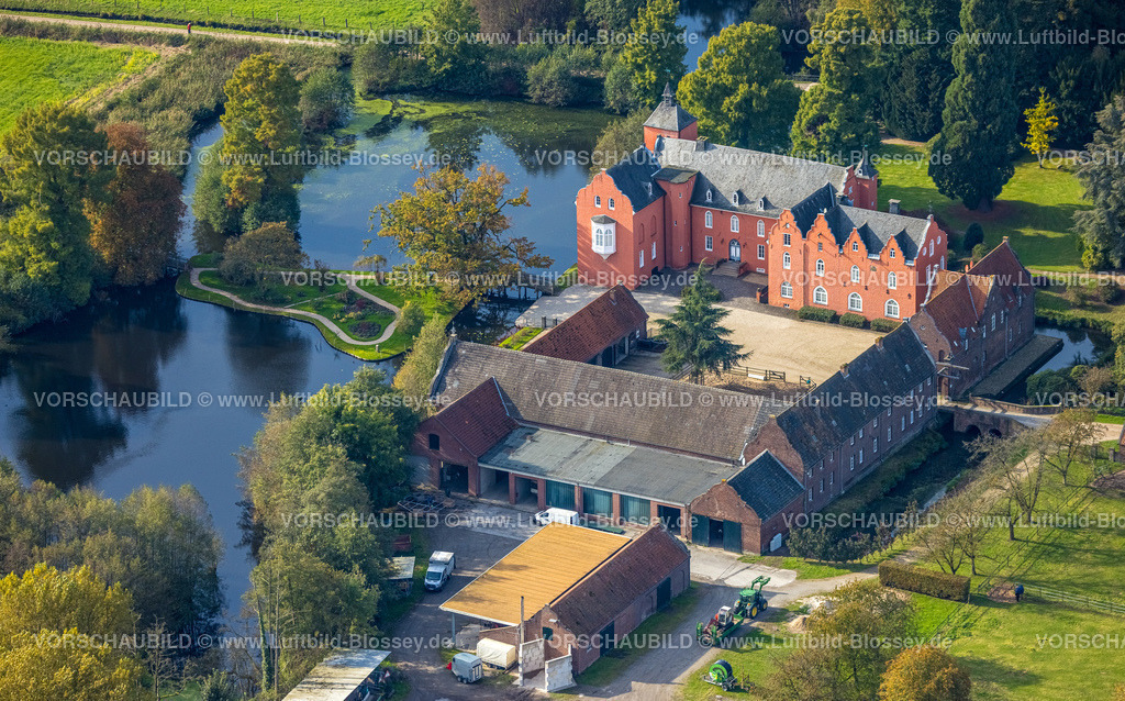 Neukirchen-Vluyn241013396 | Luftbild, Wasserschloss Schloss Bloemersheim, Schloßweiher Littardsche Kendel und Bäume in Herbstfarben, Vluyn, Neukirchen-Vluyn, Ruhrgebiet, Nordrhein-Westfalen, Deutschland