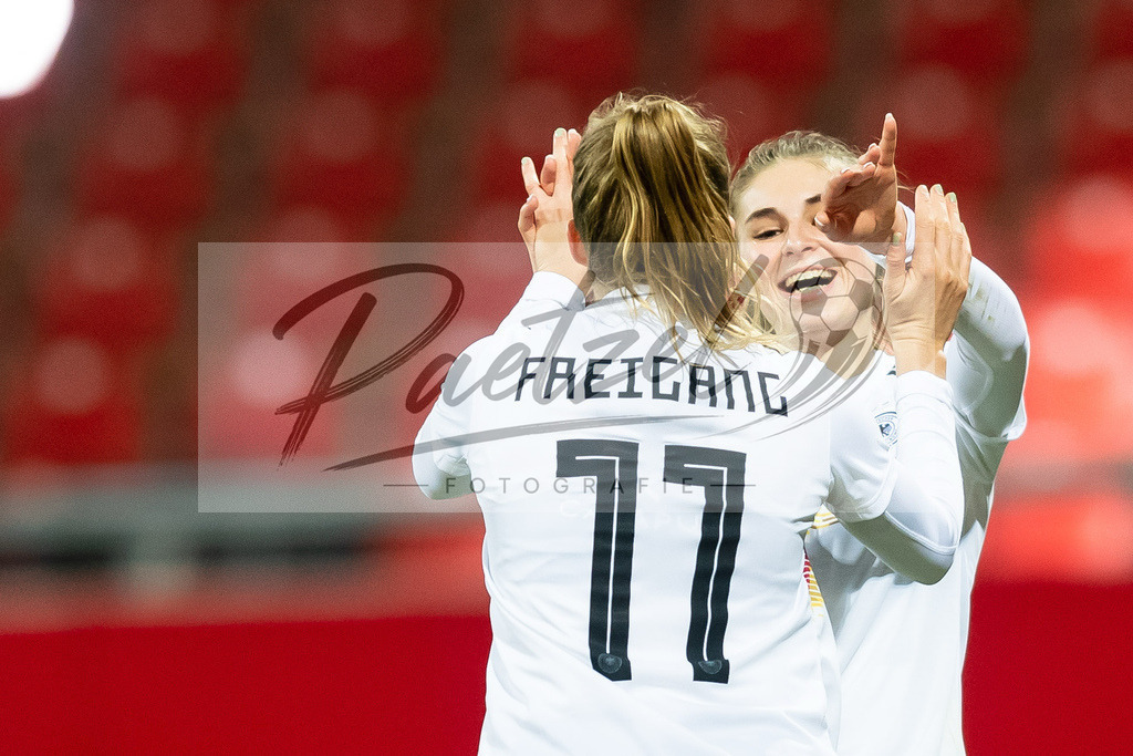 GERTUR20211126_038 | Fussball, Frauen: Laura Freigang (Germany) Torjubel, jubelt nach ihrem Treffer zum 6:0 mit Jule Brand (Germany) bei dem Spiel der WM-Qualifikation zwischen Deutschland und Tuerkei im Eintracht-Stadion am 26.11.2021 in Braunschweig, Deutschland. - Realisiert mit Pictrs.com