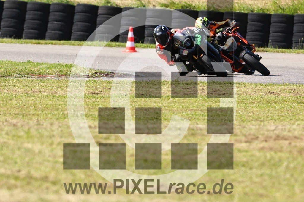 0883-20240525_00642 | Schöne Erinnerungen an spannende Momente - das festzuhalten ist unser Job. PIXELrace.de ist seit 2003 auf den Rennstrecken Europas unterwegs um die Action draußen beim Fahren und die wunderbare Stimmung imm Fahrerlager für euch einzufangen.