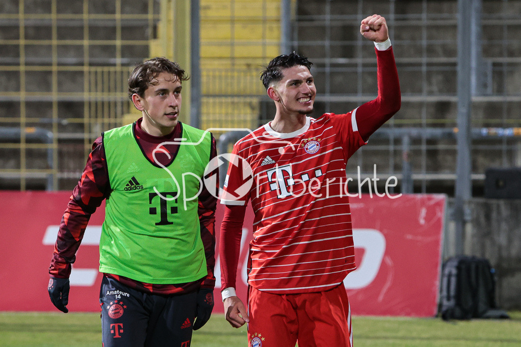 FC Bayern Amateure - 1. FC Schweinfurt | Jubel der Amateure nach dem Siegtreffer in der Nachspielzeit zum 3-2 durch Yusuf Karhan KABADAYI (FCB #7)