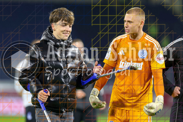 MSV Duisburg vs SV Waldhof Mannheim - 3. Liga | Duisburg, Deutschland, 07.11.25:   Jan-Simon Symalla (MSV Duisburg) und Maximilian Braune (MSV Duisburg) Schlussjubel, jubelt nach dem Sieg waehrend des Spiels der 3. Liga MSV Duisburg vs SV Waldhof Mannheim in der schauinsland-reisen-arena(Foto von Brauer-Fotoagentur / Adrian Schlueter)