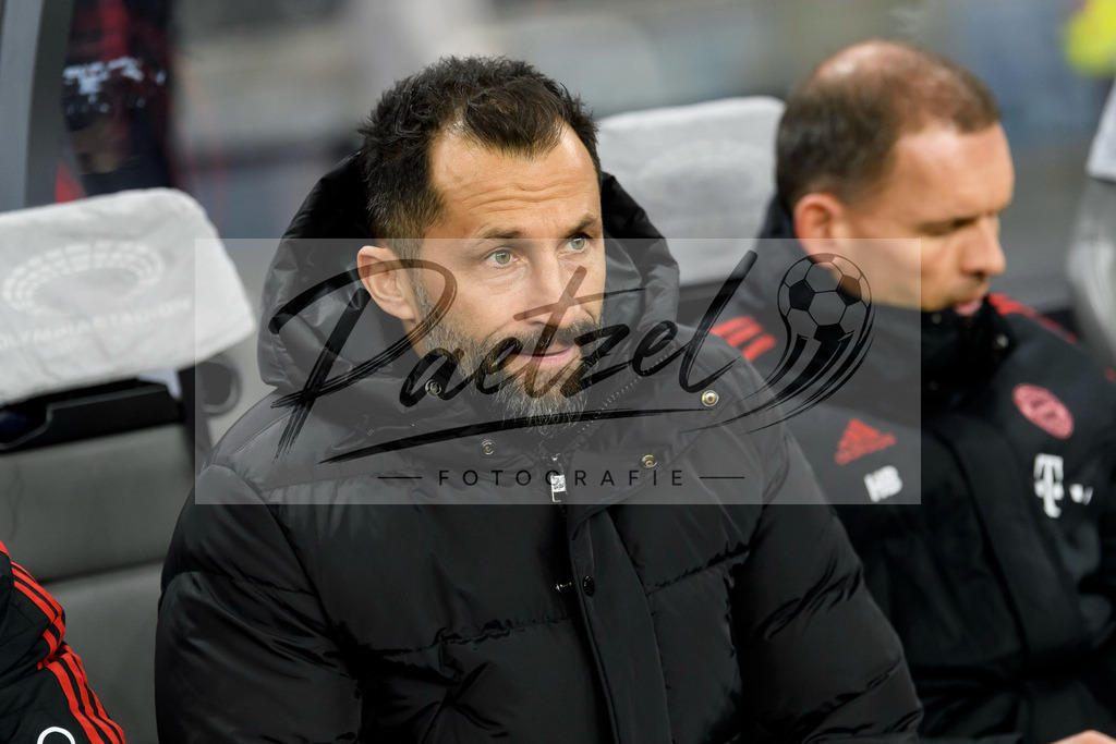 BSCFCB20220123_041 | Fussball, Herren: Sport-Vorstand Hasan Salihamidzic (FC Bayern Muenchen) schaut bei dem Spiel der 1. Bundesliga zwischen Hertha BSC und FC Bayern Muenchen im Olypiastadion am 23.01.2022 in Berlin, Deutschland.DFB / DFL REGULATIONS PROHIBIT ANY USE OF PHOTOGRAPHS AS IMAGE SEQUENCES AND/OR QUASI-VIDEO. - Realisiert mit Pictrs.com