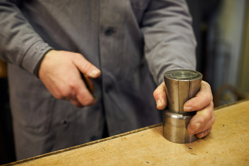 effenberger metalldruecker | Waidhofen an der Thaya, Austria - April 02, 2016: Effenberger Metalldruecker; Herr Rudolf Effenberger mit der Form für die Mokkakanne. - Realisiert mit Pictrs.com