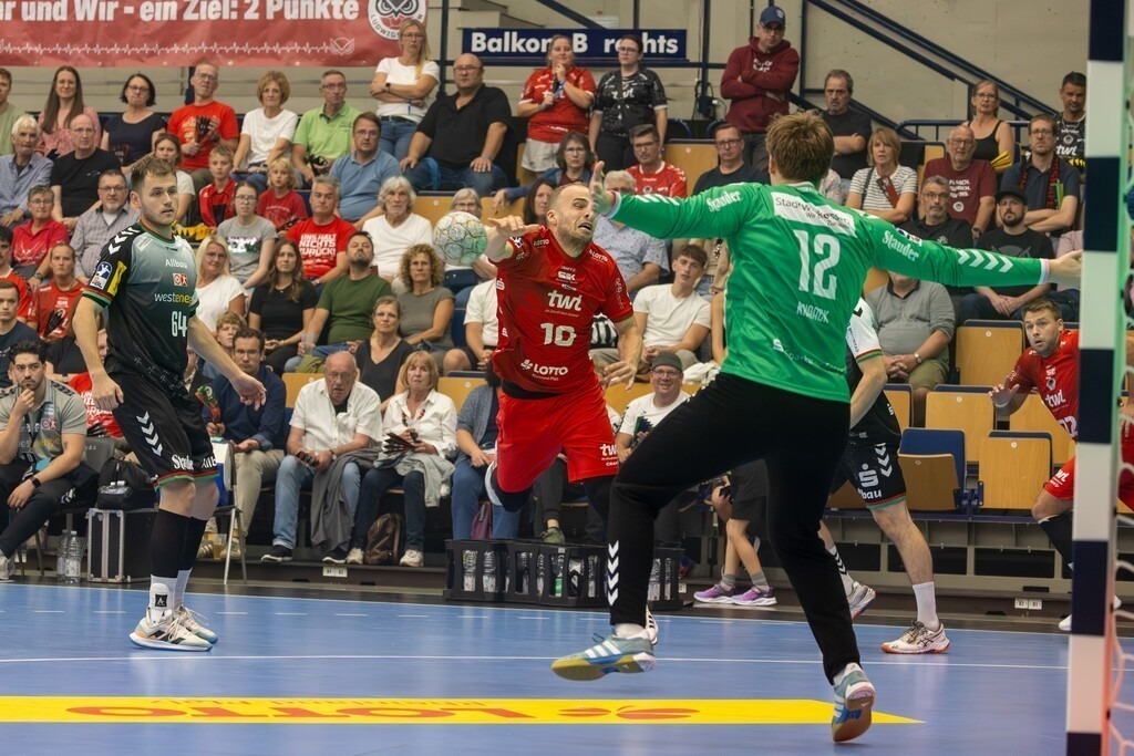 Spieltag: Eulen Ludwigshafen gegen TUSEM Essen***Bild: Tor von Vincent Bülow (10, Ludwigshafen) | 2. HBL (Handball-Bundesliga), Saison 2025/26, 1. Spieltag: Eulen Ludwigshafen gegen TUSEM Essen***Bild: Tor von Vincent Bülow (10, Ludwigshafen) - Realisiert mit Pictrs.com