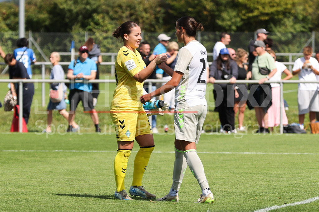 Fussball, Testspiel Frauen, TSG 1899 Hoffenheim - SV Werder Bremen | v.li.: Mariella El Sherif (Torhüterin, Torwart, SV Werder Bremen, 39) und Hanna Nemeth (SV Werder Bremen, 23) mit Jubel über den Sieg, Freude über das gewonnene Spiel