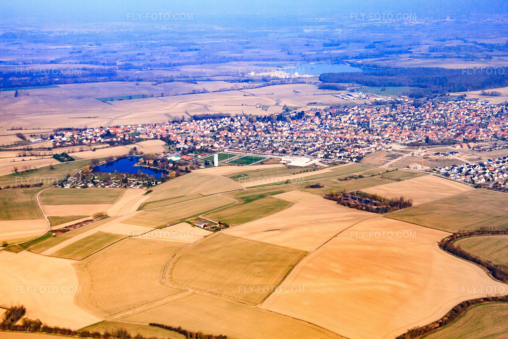 Aerial view: Ortsansicht von Südwesten mit Gemeinde-Campingplatz am See in Gambsheim in the state Bas-Rhin, France. – Photo: IMG_62901.jpg taken on 03/09/2014 by Werner Riehm/FLY-FOTO.com – Resolution of the original: 4752 x 3168 px – Gemeinde-Campingplatz - Visit Alsace – Zone de Loisirs / Camping - Commune de Gambsheim