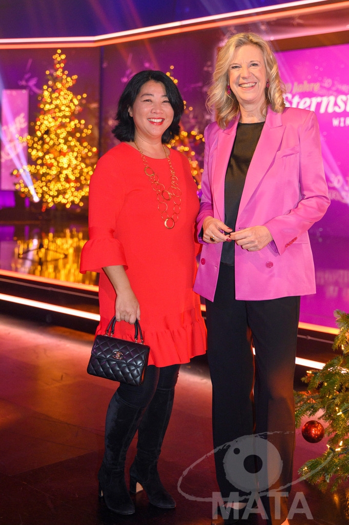_DWA1343 | Yoko Higuchi-Zitzmann und Frau Dr. Katja Wildermuth bei '30 Jahre Sternstunden-Gala 2023' in der Frankenhalle. Nürnberg, 15.12.2023 - Realisiert mit Pictrs.com