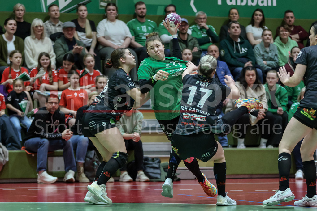 Handball, 2. Bundesliga Frauen, SV Werder Bremen - HL Buchholz 08-Rosengarten | v.li.: Jule Meisner (HL Buchholz 08-Rosengarten, 26), Elaine Rode (SV Werder Bremen, 77) am Ball, Spielszene, Aktion, Action und Minke van Katwijk (HL Buchholz 08-Rosengarten, 17) im Zweikampf, Duell, Spielszene, Aktion, Action