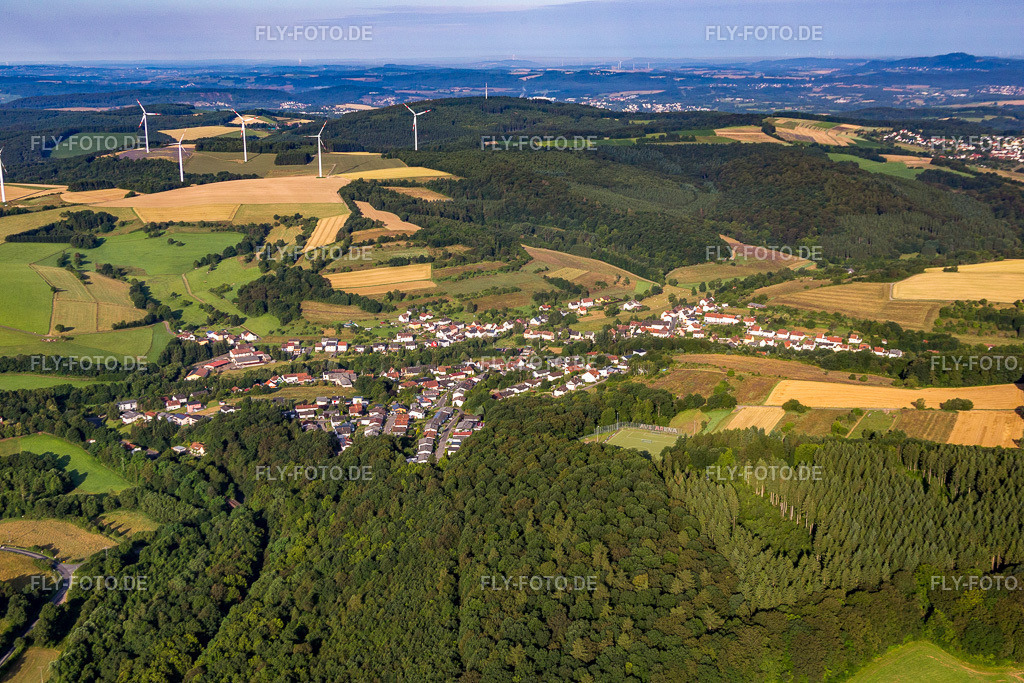 Dorf - Ansicht am Rande von landwirtschaftlichen Feldern und Wald | Luftbild: Dorf - Ansicht am Rande von landwirtschaftlichen Feldern und Wald im Ortsteil Hoof in St. Wendel im Bundesland Saarland in Deutschland. Foto: IMG_091952.jpg vom 16.07.2016 durch Werner Riehm/FLY-FOTO.de - Realisiert mit Pictrs.com