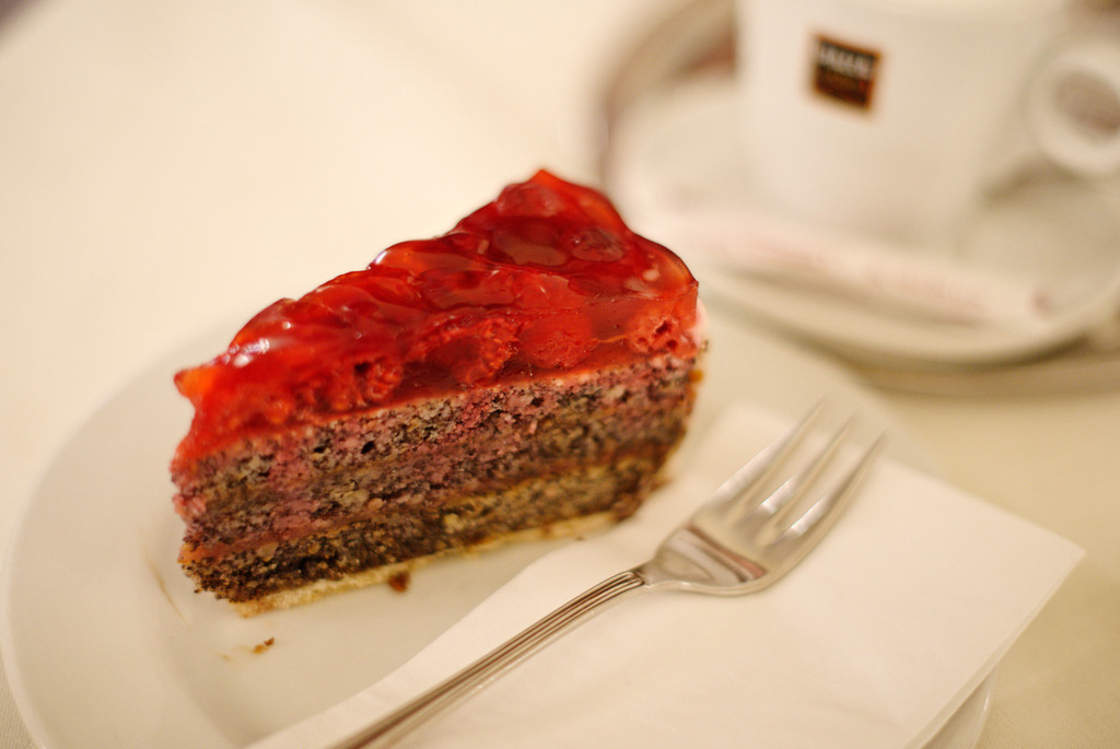 Himbeer-MohnTorte mit einer Tasse Kaffee | Wien, Austria - March 03, 2013: Himbeer-MohnTorte mit einer Tasse Kaffee. - Realisiert mit Pictrs.com