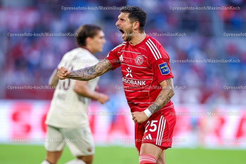 F9524042601048 | 24.04.2026, Fußball, Fortuna Düsseldorf - SC Dynamo Dresden, 2. Fußball Bundesliga, Herren, Merkur Spiel-Arena, 31. Spieltag, Saison 2025 2026: Matthias Zimmermann&nbsp;(Fortuna Düsseldorf #25) jubelnd gestikulierend auf dem Spielfeld   DFB regulations prohibit any use of photographs as image sequences and or quasi-video.