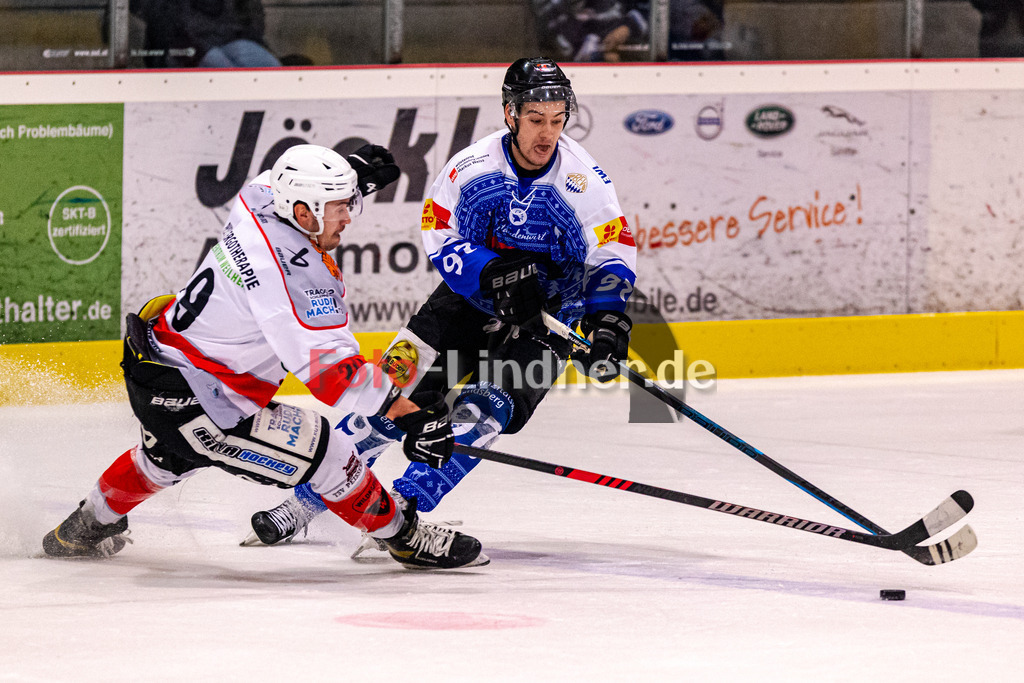 HC Landsberg Riverkings vs TSV Peißenberg Miners | Eishockey Bayernliga 2023/2024, HC Landsberg Riverkings vs TSV Peißenberg Miners, 20231217,
Kampf um den Puck Frantisek WAGNER (HCL 97) und Martin ANDRÄ (Miners 29),
2023-12-17 in Landsberg (Eisstadion)
97 Frantisek WAGNER (HCL 97), 29 Martin ANDRÄ (Miners 29)
Copyright: WolfgangxLindner foto-lindner.de