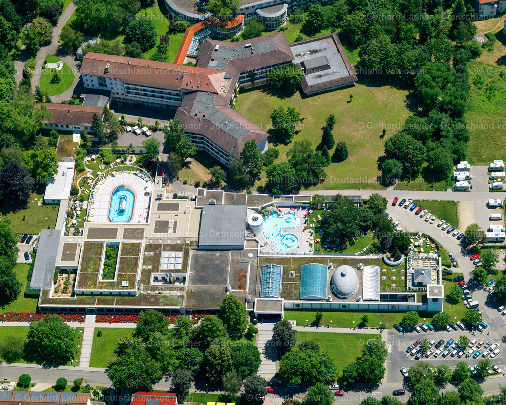 9300313 | BAD KROZINGEN 19.06.2007 Blick auf das Thermalbad Vita Classica im Kurort Bad Krozingen im Bundesland Baden-Württemberg. Die Therme in der Herbert-Hellmann-Allee bietet auch einen Saunabereich sowie diverse Wellness- und Gesundheitsangebote. // View of the thermal bath Vita Classica in the health resort Bad Krozingen in the state Baden-Wuerttemberg. www.vita-classica.de Foto: Gerhard Launer