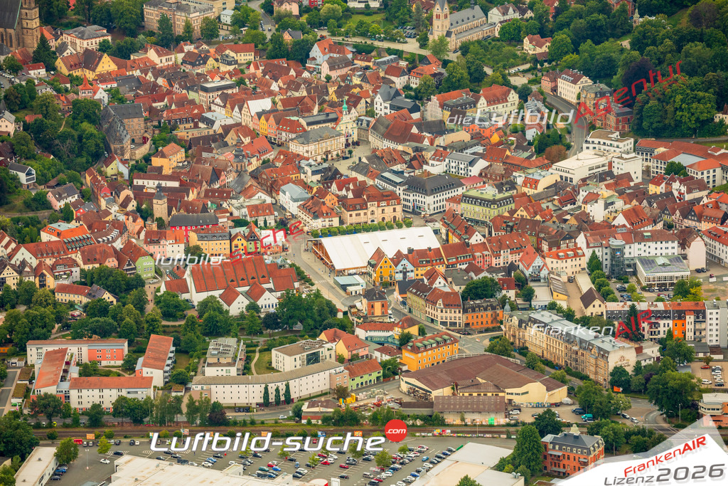 Schrägluftbild  Plassenburg mit Bierfest  Kulmbach - Das Luftbild wurde 2025 vom UL-Flugzeug heraus erstellt ( keine Drohne ) - Hochauflösende Luftaufnahme -Nicht vergleichbar mit Google Maps oder Satelittenbilder- Die Geschenkidee !Mit Lizenz und Bildrechte bestellbar