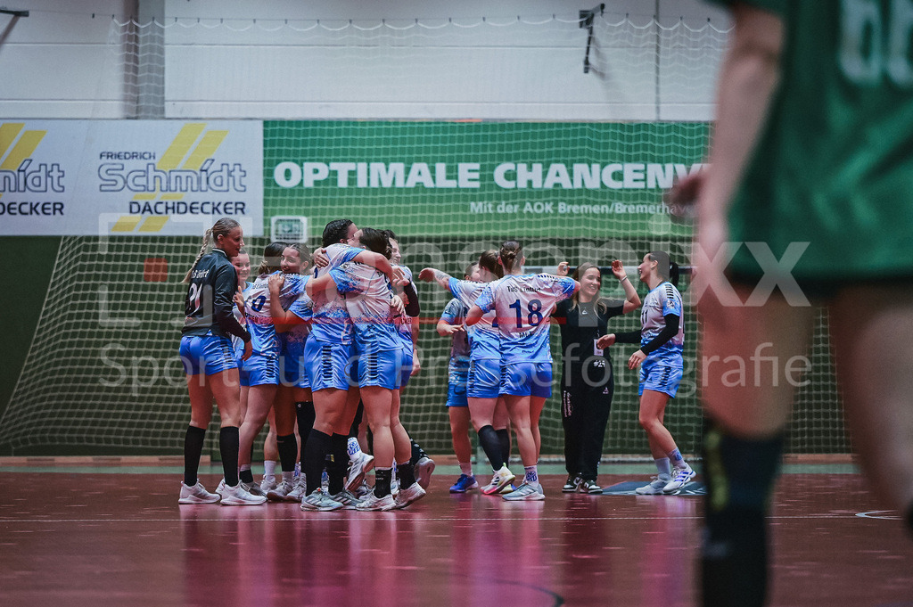 Handball, 2. Bundesliga Frauen, SV Werder Bremen - TuS Lintfort | v.li.: Spielerinnen vom TuS Lintfort jubeln über den Sieg, Freude über das gewonnene Spiel, Jubel, Lachen