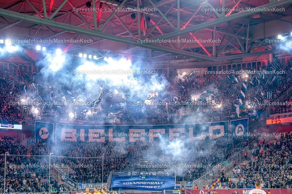 xKKUx16012601003 | 16.01.2026, xkkux, Fußball, Fortuna Düsseldorf - Arminia Bielefeld, 2. Fußball Bundesliga, Merkur Spiel-Arena, Saison 2025 2026: Die Fans Zeigen eine Choreografie Choreo Choreography vor dem Spiel - Banner Schriftzug im Gästeblock Auswertsfahrer Auswärtsfans  DFB regulations prohibit any use of photographs as image sequences and or quasi-video.