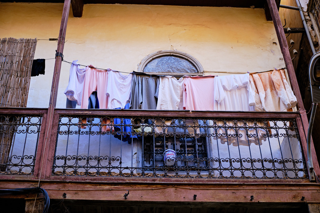 aufgehängte bunte Wäsche | Fes, Marokko - November 11, 2024: aufgehängte bunte Wäsche auf einem Balkon. - Realisiert mit Pictrs.com
