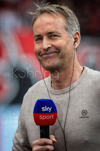 German Bundesliga, Bayer 04 Leverkusen vs. FC Augsburg, 18.04.2026 | LEVERKUSEN, GERMANY - APRIL 18, 2026 :  Kasper Hjulmand (Head Coach Bayer 04 Leverkusen) smiling before the German Bundesliga match on gameday 30 between Bayer 04 Leverkusen vs. FC Augsburg at BayArena on April 18, 2026 in Leverkusen, Germany. DFL REGULATIONS PROHIBIT ANY USE OF PHOTOGRAPHS AS IMAGE SEQUENCES AND/OR QUASI-VIDEO.