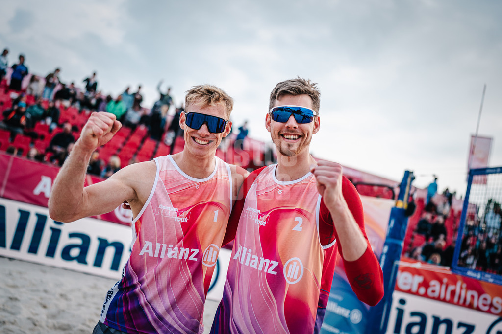 Beachvolleyball | Männer | German Beach Tour 2024 | Tourstop Bremen | 07.06.2024 | v.l. Jonas Reinhardt und Milan Sievers fröhlich nach ihrem Sieg