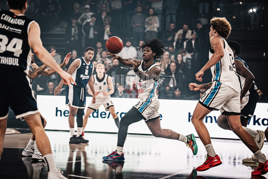 Basketball | Männer | Saison 2025/2026 | BKT EuroCup | Veolia Towers Hamburg vs. Bahcesehir College Istanbul | 14.10.2025 | Leonard Thorpe Jr. (#2, Veolia Towers Hamburg) spielt einen Pass