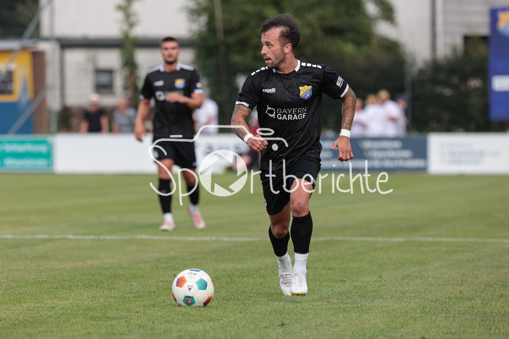 FC Pipinsried - FC Deisenhofen | am Ball Angelo MAYER (FCP #39) / Freisteller / Einzelfoto