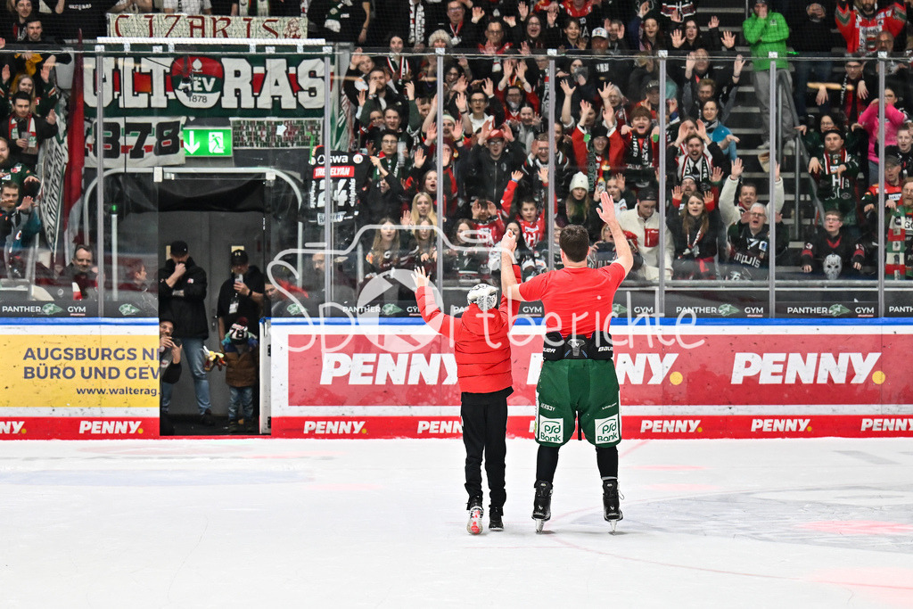 Augsburger Panther - Dresdner Eislöwen | AUGSBURG, DEUTSCHLAND - 06. MÄRZ: die Spieler der Panther feiern zusammen mit den Fans den Heimsieg gegen Dresden nach dem Match zwischen den Augsburger Panthern und den Dresdner Eislöwen am 49. Spieltag der Penny DEL im Curt Frenzel Stadion / T. J. TREVELYAN (Augsburger Panther 24)