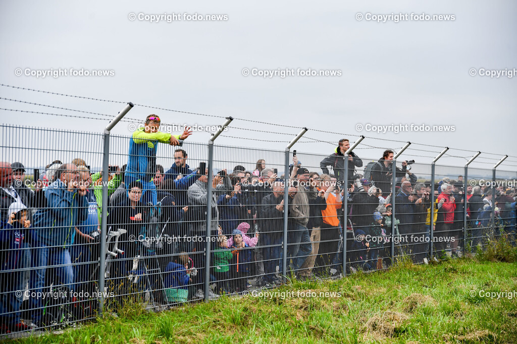Flughafen Linz Hoersching_ Landung Antonov AN 225_ 05.10.2021-25 | 05.10.2021, Linz Hörsching, AUT, Flughafen Linz, Linz Airport, Landung Antonov 225, im Bild Antonov 225 - größtes und schwerstes Transportflugzeug der Welt zu Gast in Linz, Plane Spotter, Zaungäste