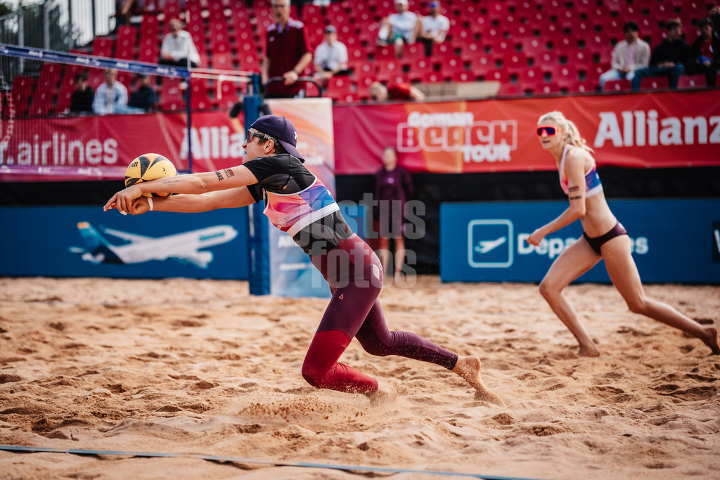 Beachvolleyball | Frauen | Allianz German Beach Tour 2025 | Tourstop München | 11.07.2025 | Melanie Gernert spielt den Ball