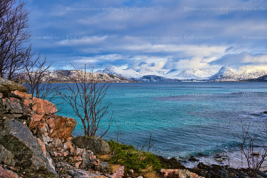 Norwegen - Sommaroy Insel im Winter - Sommarøy | Sommarøy ist eine malerische Insel westlich von Tromsø in Nordnorwegen. Bekannt für ihre weißen Sandstrände, das türkisfarbene Wasser und die spektakuläre arktische Landschaft, ist sie ein beliebtes Ziel für Naturfreunde, Fotografen sowie zur Beobachtung der Mitternachtssonne und der Nordlichter. - Realisiert mit Pictrs.com