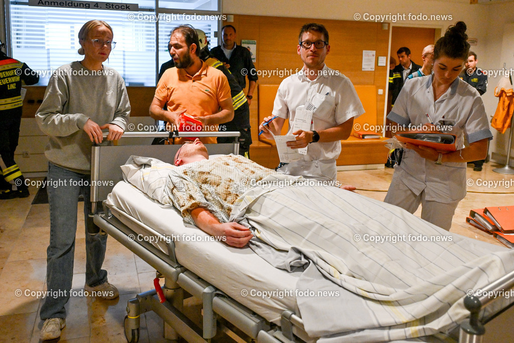 Krankenhaus der Barmherzigen Brueder_ Katastrophenuebung_ 12.06.2024-17 | 12.06.2024, Linz, AUT, Krankenhaus der Barmherzigen Brueder, Katastrophenuebung, im Bild Einsatzkraefte, Rettung der Patienten und Besucher, Feuerwehr, Aerzte, Personal