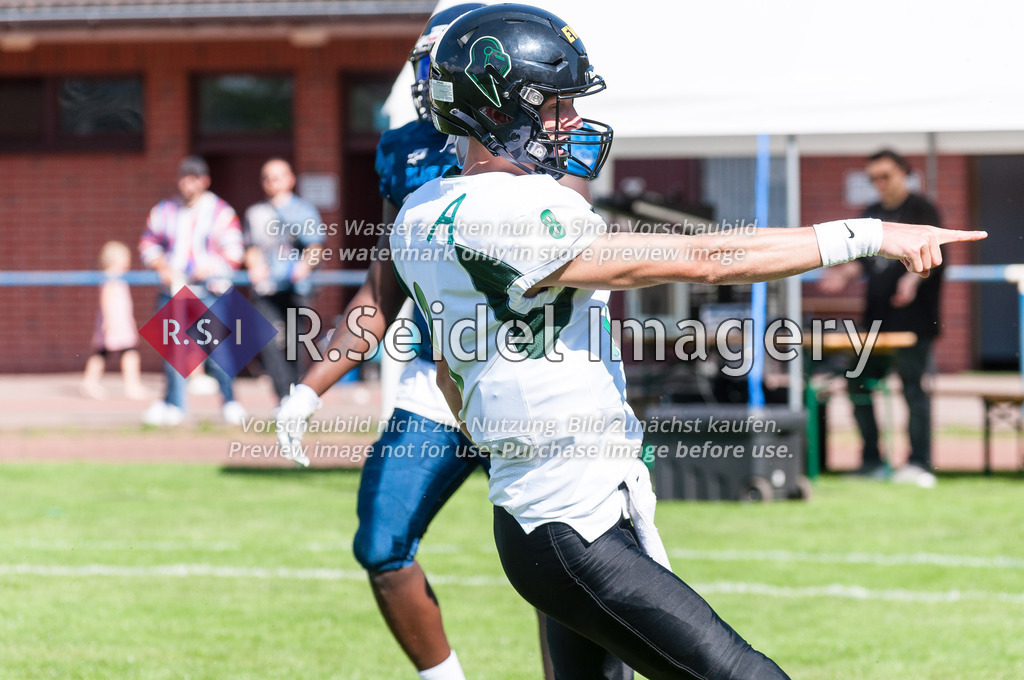 American Football, Saison 2022, Regionalliga Nord, Hamburg Blue Devils - Oldenburg Knights, Dr.-Hermann-Schnell-Sportplatz (Hamburg), 06.08.2022, 07. Gameweek | Murdock Rutledge (#8, Oldenburg, Quarterback) jubelt, als er den Ball selbst über die Goalline in die Endzone trägt.