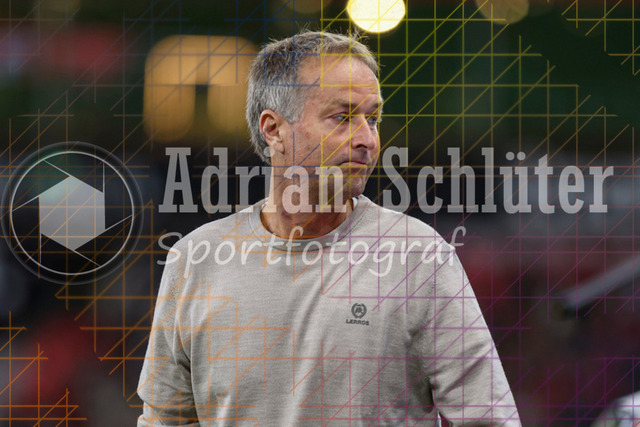 Bayer 04 Leverkusen vs Eintracht Frankfurt - Bundesliga  | Leverkusen, Deutschland, 12.09.25:   Trainer Kasper Hjulmand (Bayer 04 Leverkusen) schaut waehrend des Spiels der Bundesliga zwischen  Bayer 04 Leverkusen vs Eintracht Frankfurt in der BayArena(Foto von Brauer-Fotoagentur / Adrian Schlueter)