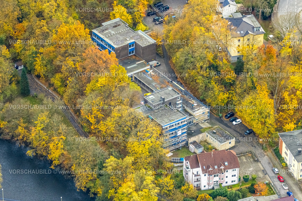 Hagen251101937-2 | Luftbild, Schule Berufskolleg der Stadt Hagen - Kaufmannsschule II - Außenstelle am Fluss Lenne, herbstliche Bäume, Hohenlimburg, Hagen, Ruhrgebiet, Nordrhein-Westfalen, Deutschland