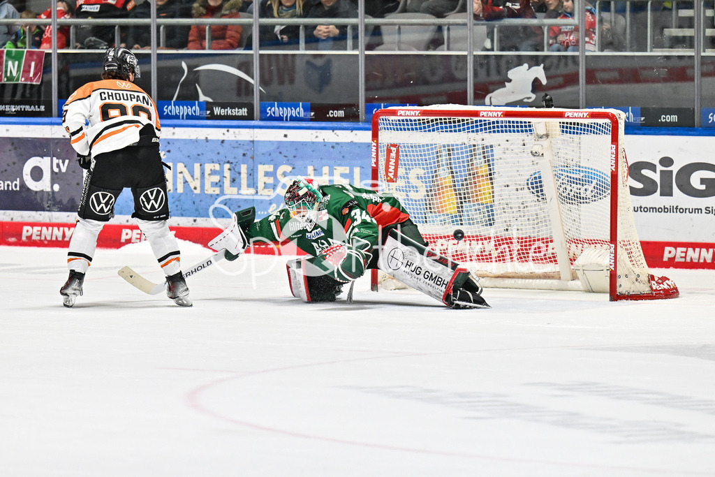 Augsburger Panther - Grizzlys Wolfsburg | AUGSBURG, GERMANY - 15. MARCH: in dieser Szene verwandelt Matt CHOUPANI (Grizzlys Wolfsburg 89) seinen Penalty gegen Michael GARTEIG (Augsburger Panther 34) / Tor / Torschuetze / Freude / Happy während dem Match zwischen den Augsburger Panthern und den Grizzlys Wolfsburg am 52. Spieltag der Penny DEL im Curt Frenzel Stadion