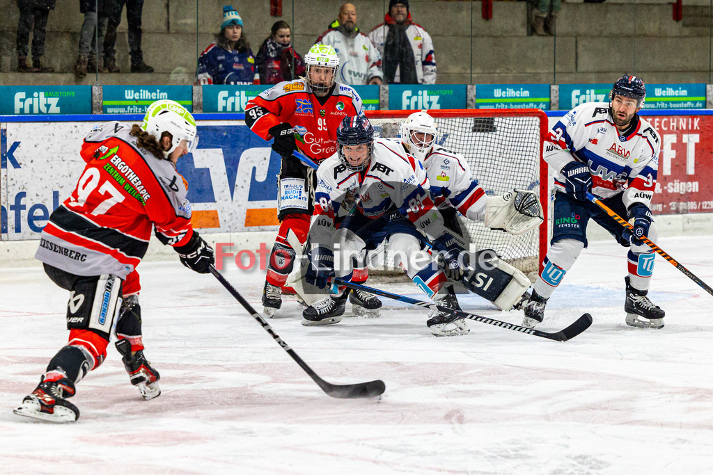 TSV Peißenberg Miners vs ESC Kempten SHARKS | Eishockey Bayernliga 2023/2024, TSV Peißenberg Miners vs ESC Kempten SHARKS, 20240121,
Torchance Lynnden PASTACHAK (Miners 97),
2024-01-21 in Peißenberg (Eisstadion)
97 Lynnden PASTACHAK (Miners 97), 95 Moritz BIRKNER (Miners 95), 81 Louis LANDERER (SHARKS 81), 3 Timo SCHIRRMACHER (SHARKS 3), 52 Jakob NERB (SHARKS Goalie 52)
Copyright: WolfgangxLindner foto-lindner.de