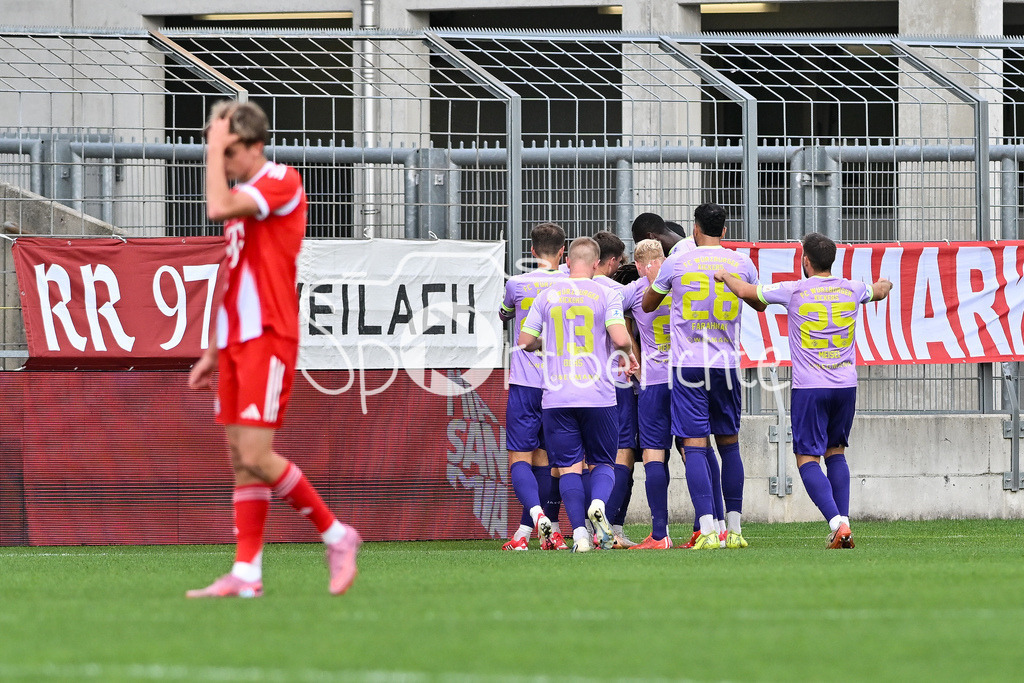 FC Bayern Amateure - FC Würzburger Kickers | Jubel der Gäste nach dem Treffer zum 0-1 durch Pedro Narciso MUTEBA (Würzburger Kickers 37) / Tor / Torschuetze / Freude / Happy / Regionalliga Bayern: FC Bayern Amateure - FC Würzburger Kickers; Grünwalder Stadion am 27.09.2025