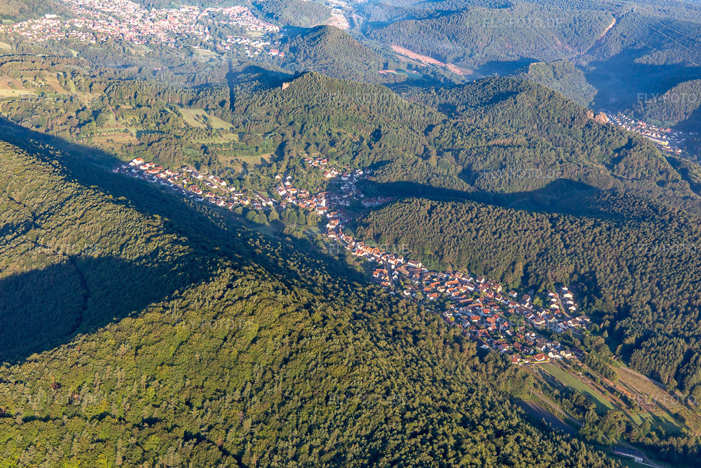 Luftbild: Ortsansicht von Osten in Spirkelbach im Bundesland Rheinland-Pfalz in Deutschland. Foto: IMG_143043.jpg vom 06.08.2024 durch Werner Riehm/FLY-FOTO.de