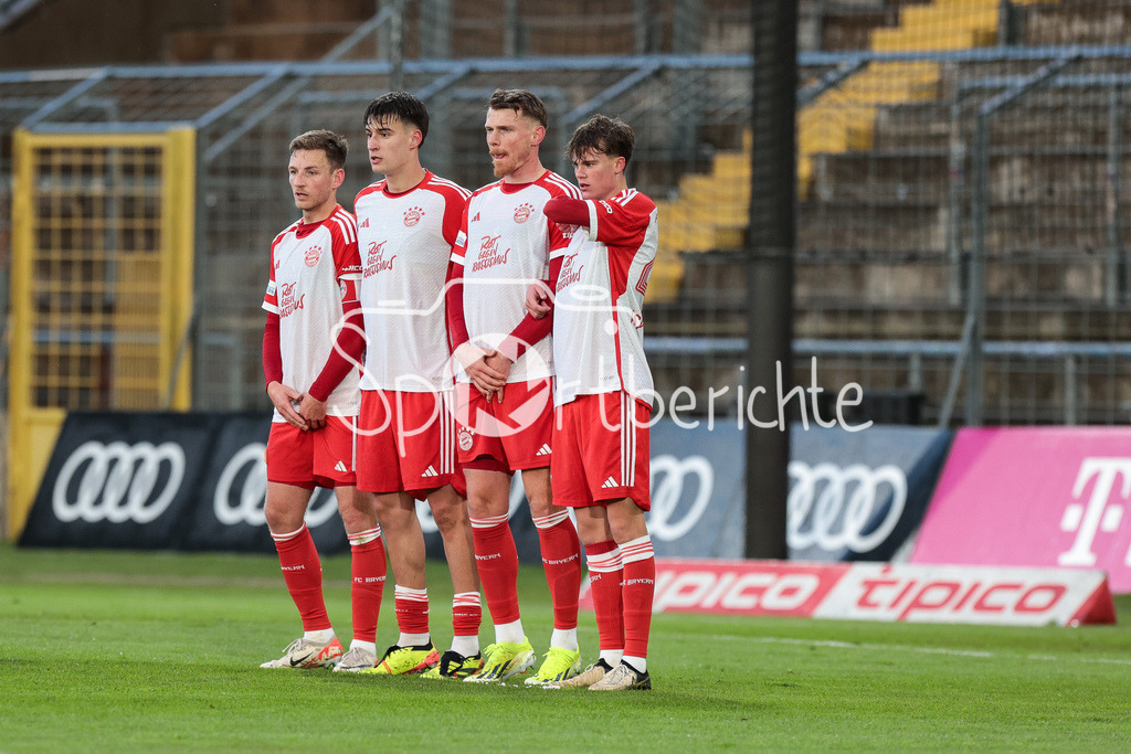 FC Bayern Amateure - TSV Buchbach | Die Mauer der kleinen Bayer nach dem vor dem Freistoss fuer Buchbach