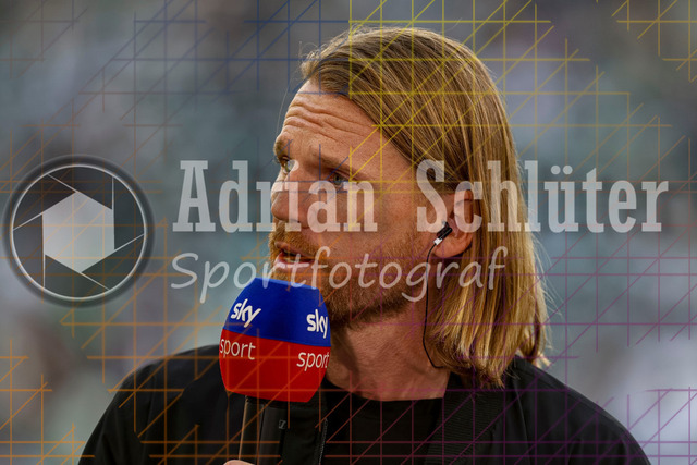 Borussia Mönchengladbach vs Eintracht Frankfurt - Bundesliga  | Mönchengladbach, Deutschland, 27.09.25:   Trainer Eugen Polanski (Borussia Mönchengladbach) schaut im Interview waehrend des Spiels der Bundesliga zwischen Borussia Mönchengladbach vs Eintracht Frankfurt im Stadion im Borussia Park(Foto von Brauer-Fotoagentur / Adrian Schlueter)