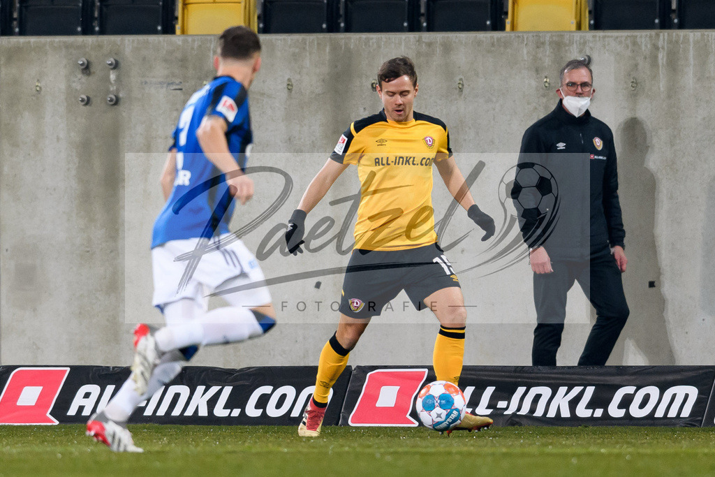 SGDHSV20220114_98 | Fussball, Herren: Chris Loewe (SG Dynamo Dresden) in Aktion, am Ball, Einzelaktion bei dem Spiel der 2. Bundesliga zwischen SG Dynamo Dresden und Hamburger SV im Rudolf-Harbig-Stadion am 14.01.2022 in Dresden, Deutschland.DFB / DFL REGULATIONS PROHIBIT ANY USE OF PHOTOGRAPHS AS IMAGE SEQUENCES AND/OR QUASI-VIDEO. - Realisiert mit Pictrs.com