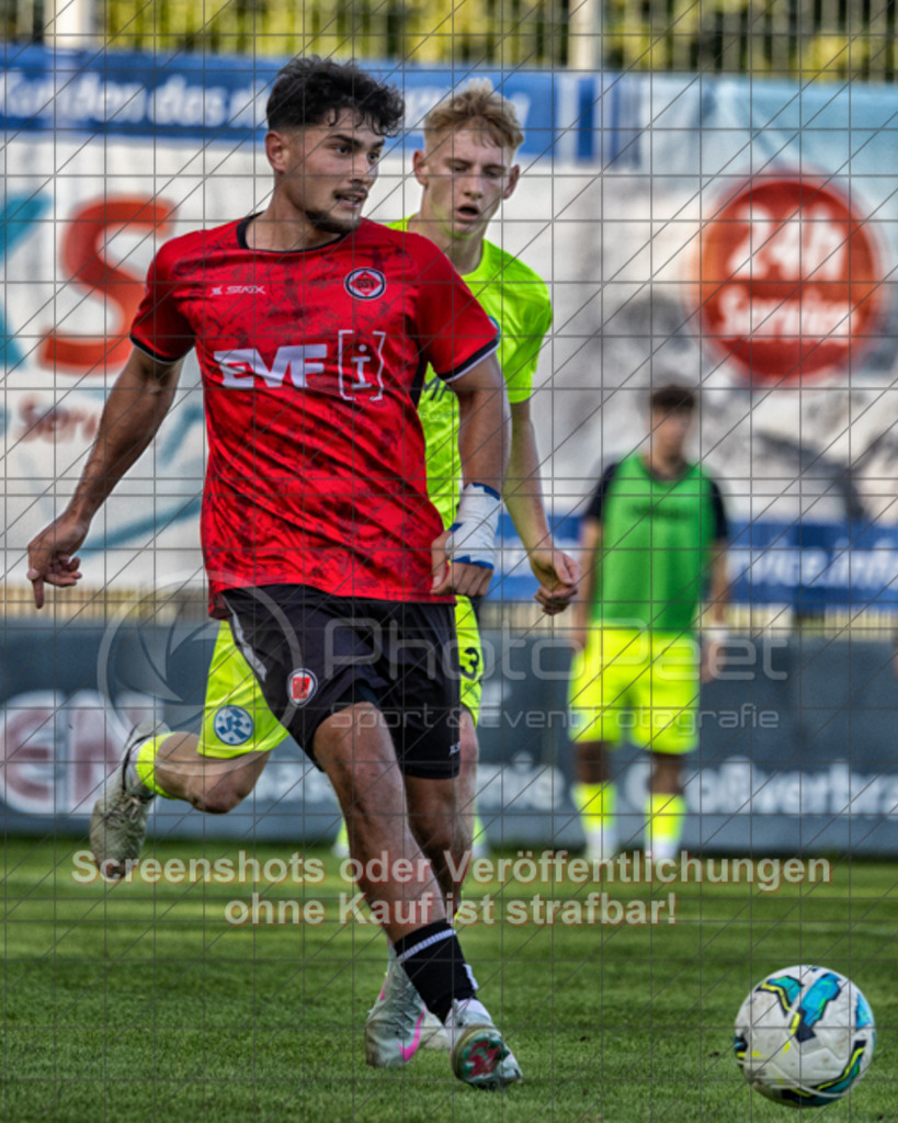 20250729_193404_0081-Bearbeitet | #,1.Göppinger SV (rot) vs. SV Stuttgarter Kickers (gelb), Fussball, DB-Regio-WFW-Pokal - wfv, 2.Runde, Saison 2025/2026, Rasensportplatz Stadion SV Göppingen, Hohenstaufenstr. 116, 73033 Göppingen, 29.07.2025 - 19:00 Uhr,Foto: PhotoPeet-Sportfotografie/Peter Harich