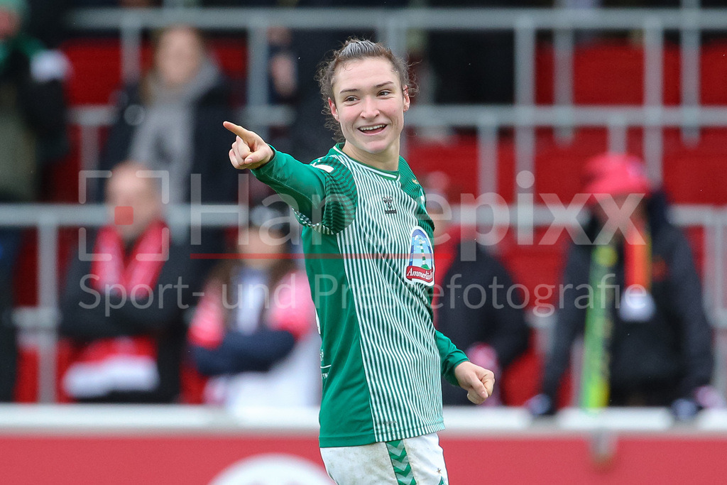 Fussball, Google Pixel Frauen-Bundesliga, RB Leipzig - SV Werder Bremen | v.li.: Torschützin Sophie Weidauer (SV Werder Bremen, 9) mit Torjubel, Jubel, jubeln, jubelt, optimistisch, Spielszene, Highlight, Freude über das Tor zum 0:4, Portrait, Nahaufnahme, Einzelfoto, Einzelbild, DIE DFB-RICHTLINIEN UNTERSAGEN JEGLICHE NUTZUNG VON FOTOS ALS SEQUENZBILDER UND/ODER VIDEOÄHNLICHE FOTOSTRECKEN. DFB REGULATIONS PROHIBIT ANY USE OF PHOTOGRAPHS AS IMAGE SEQUENCES AND/OR QUASI-VIDEO.