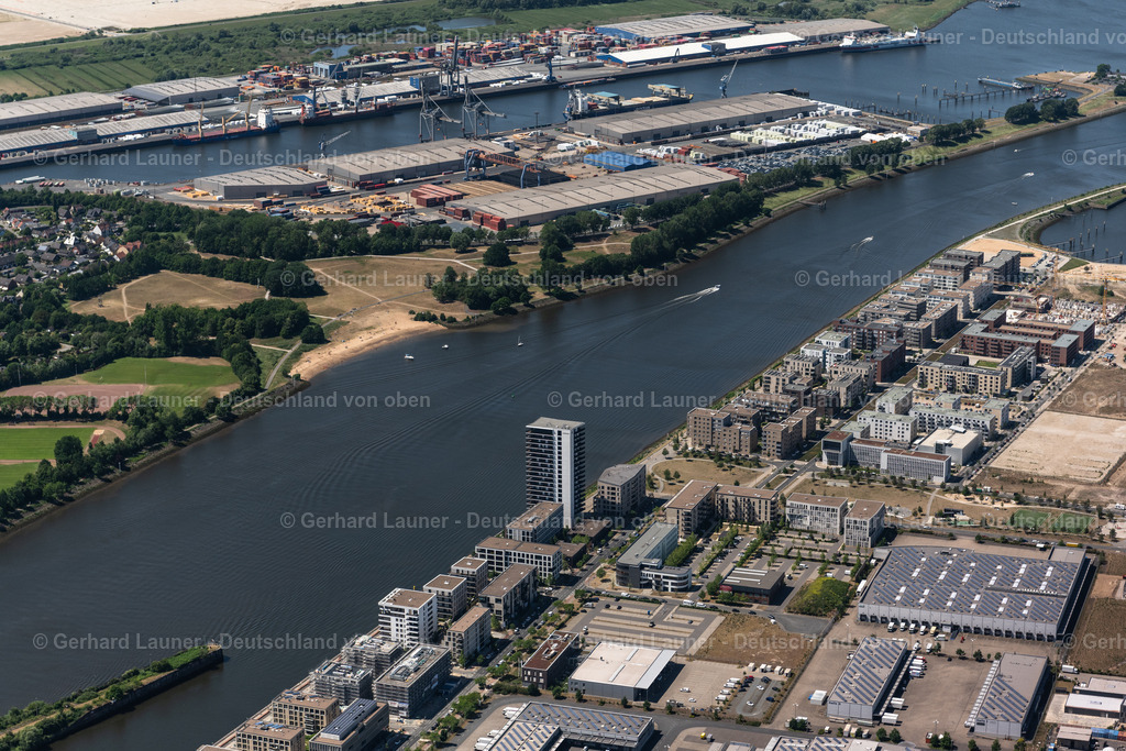 4029368 | BREMEN 01.06.2020 Wohngebiets- und Gewerbeansiedlung am Flußlauf der Weser mit Holzhafen im Ortsteil Überseestadt in Bremen, Deutschland. // Residential and commercial settlements on Flusslauf of Weser with Holzhafen in the district Ueberseestadt in Bremen, Germany. Foto: Gerhard Launer