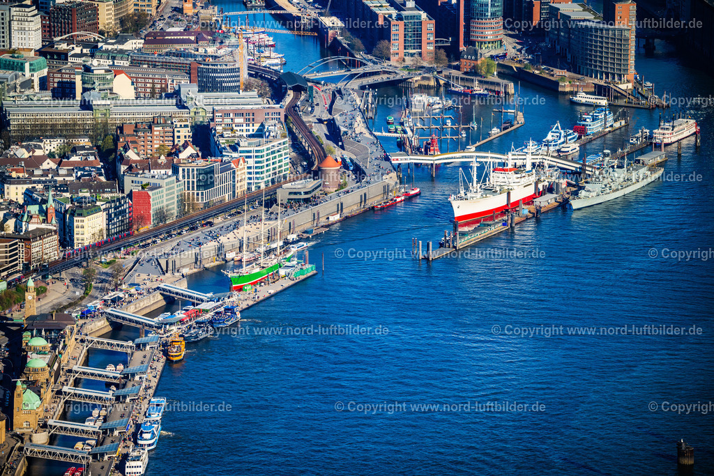 Hamburg_Rickmer_Rickmers_Cap_San_Diego_ELS_3785060425 | HAMBURG 06.04.2025 Stückgutfrachter und Museumsschiffe "Cap San Diego" "Rickmer Rickmers" an den Landungsbrücken der Hafenanlagen am Ufer des Fluß- Verlaufes der Elbe in Hamburg, Deutschland. Weiterführende Informationen bei: Cap San Diego Betriebsgesellschaft mbH,  Museumsschiff RICKMER RICKMERS. // Ship " Cap San Diego " and "Rickmer Rickmers" on port facilities on the banks of the river course of the Elbe in Hamburg, Germany. Further information at: Cap San Diego Betriebsgesellschaft mbH,  Museumsschiff RICKMER RICKMERS. Foto: Martin Elsen