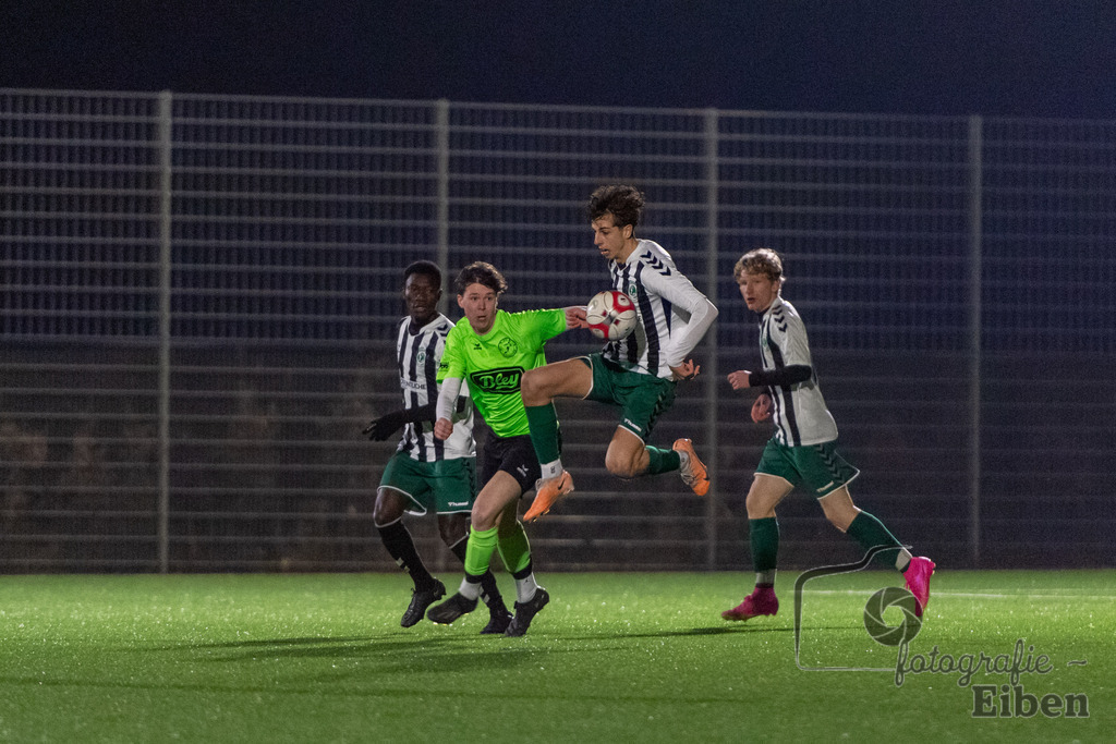 JFV Edewecht-VFL Oldenburg | A-Jugend Bezirkspokal; JFV Edewecht (grün)-VFL Oldenburg (weiß) am 27.02.2024; in Edewecht (Sportpark Göhlenweg), Photo: Philip Eiben 2024 - Realized with Pictrs.com
