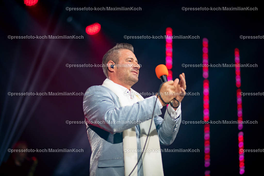 Due24052401062 | 24.05.2024, Düsseldorf, Mitsubishi Electric HALLE, Sänger Sasha (Sascha Röntgen-Schmitz) performt bei seinem Konzert - This Is My Time, Die Show - 