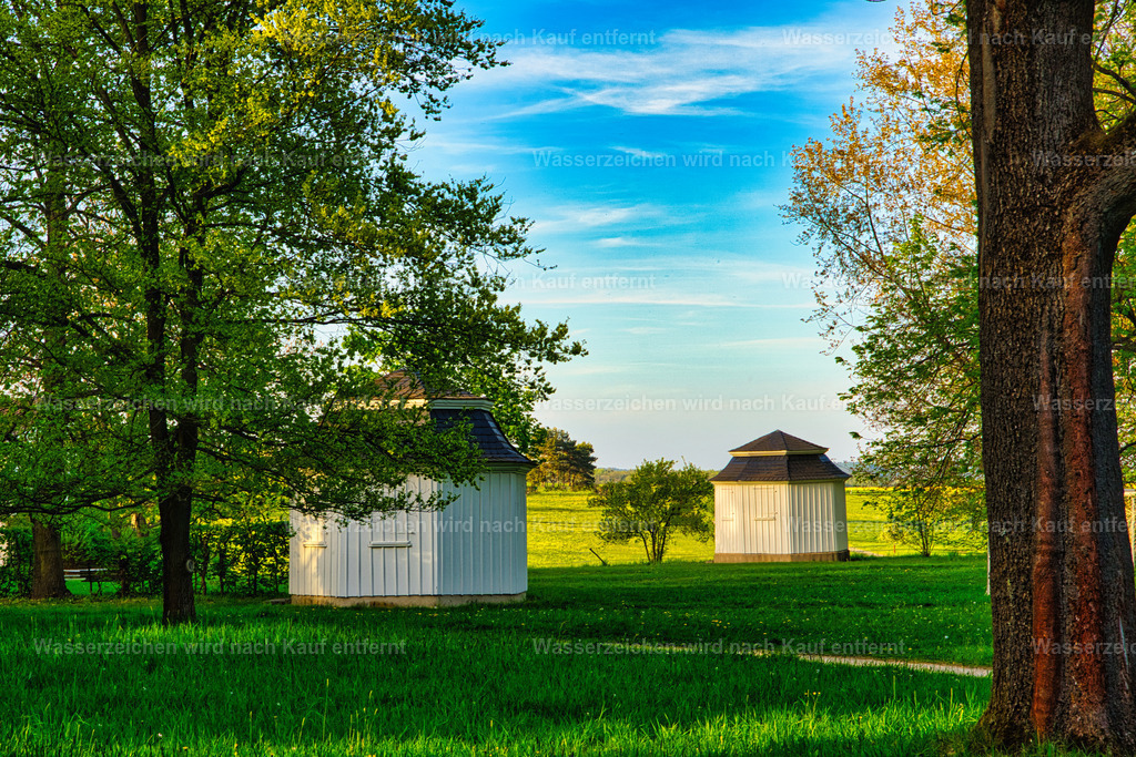 Herrnhut- Gartenhäuser im Herrschaftsgarten | Historische barocke Herrnhuter Gartenhäuser mit liebevollen Details und zeittypischer Architektur – ein stimmungsvolles Zeugnis der Garten- und Baukultur. Herrnhut ist eine Stadt im sächsischen Landkreis Görlitz in der Oberlausitz. Zentral zwischen den Städten Löbau und Zittau gelegen, ist sie als Gründungsort der Herrnhuter Brüdergemeine, durch die Produktion der Herrnhuter Sterne und internationale Missionsarbeit bekannt. - Realisiert mit Pictrs.com